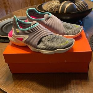 Nike flyknit grey pink